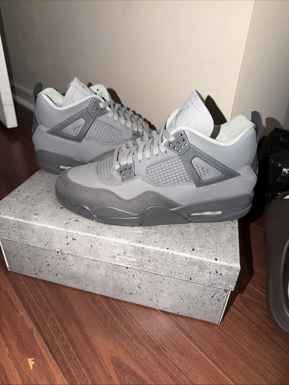 Jordan Retro 4 Sneakers in Grey